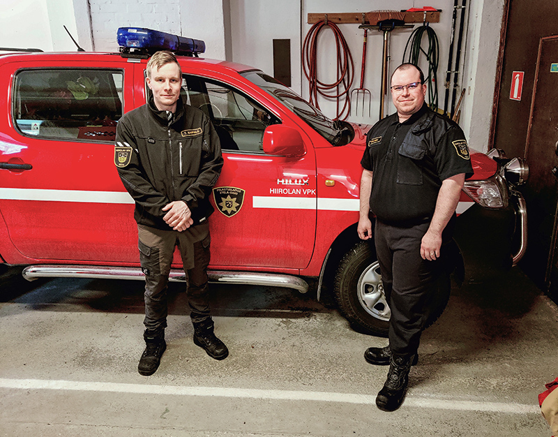 Tommi Sainpalo ja Henri Tiusanen poseeraavat kuvaajalle Hiirolan paloaseman kalustohallissa.