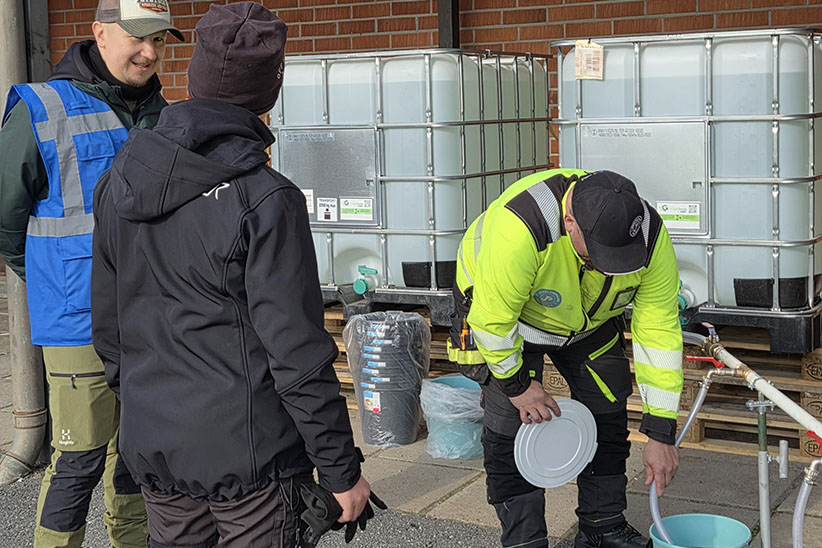 Kuvituskuva: vedenjakelua isoista säiliöistä ämpäriin vettä hakemaan tulleelle asukkaalle. Kuva on otettu häiriötilannekeskusharjoituksen yhteydessä.