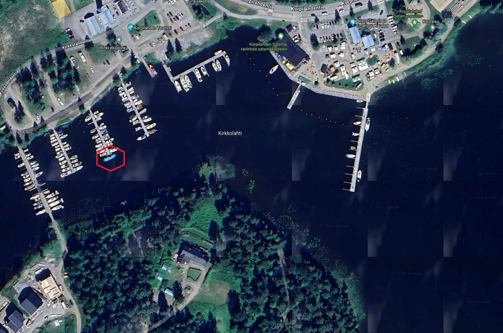 Ilmakuva Korpilahden satamasta. Kuvaan merkitty imeytyspuomien paikka.