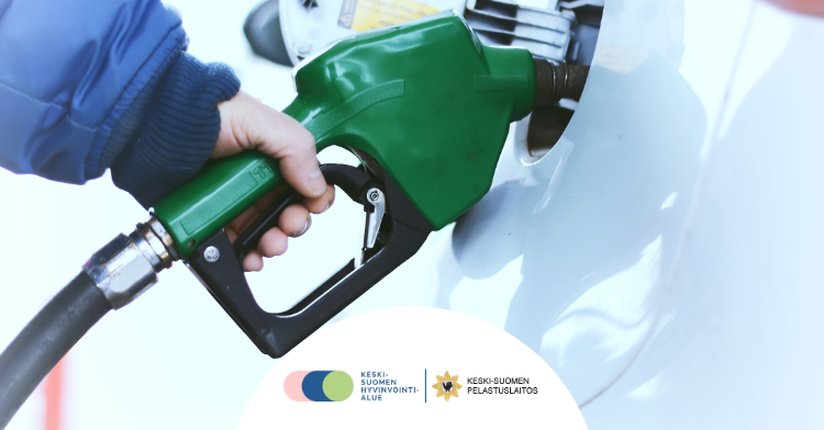 Ihminen tankkaa autoa