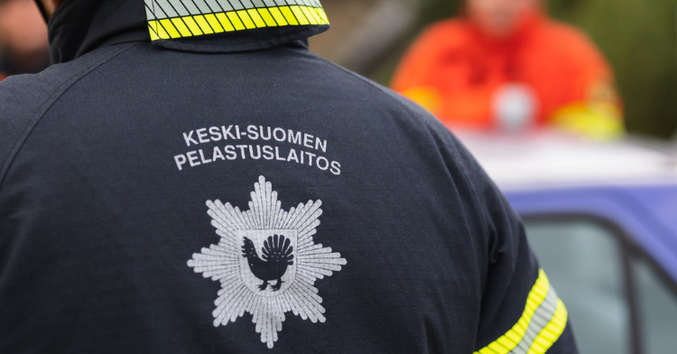 Sammutusasun selkämys, jossa Keski-Suomen pelastuslaitoksen logot