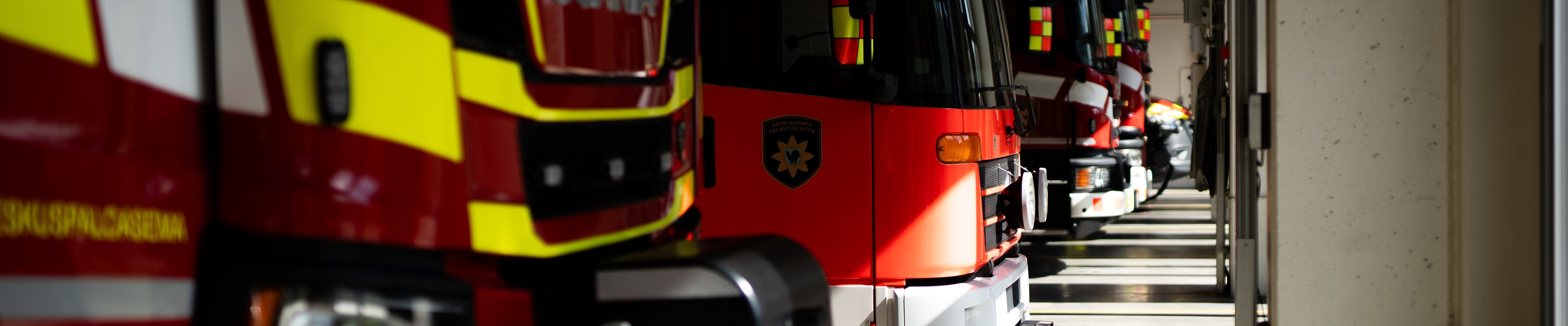 Paloautoja rivissä kalustohallissa