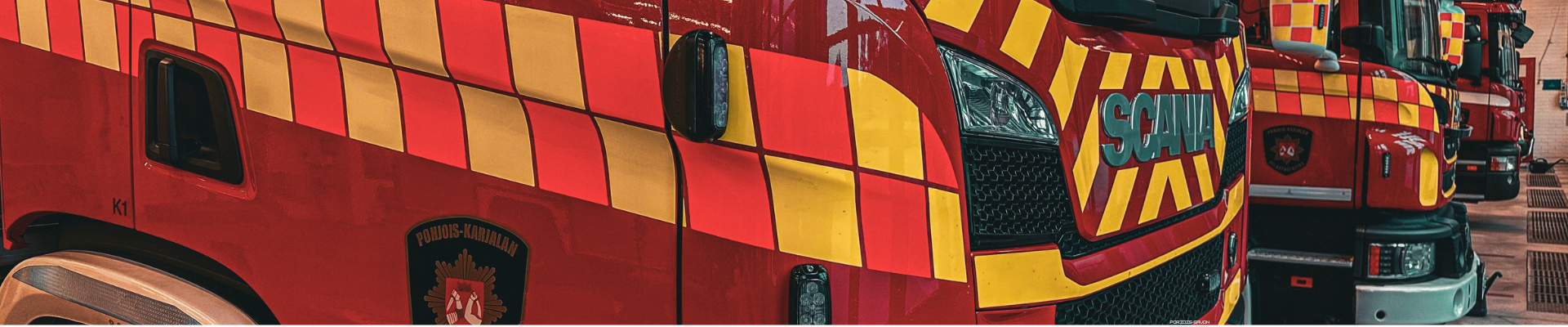 Sammutusautoja hallissa.