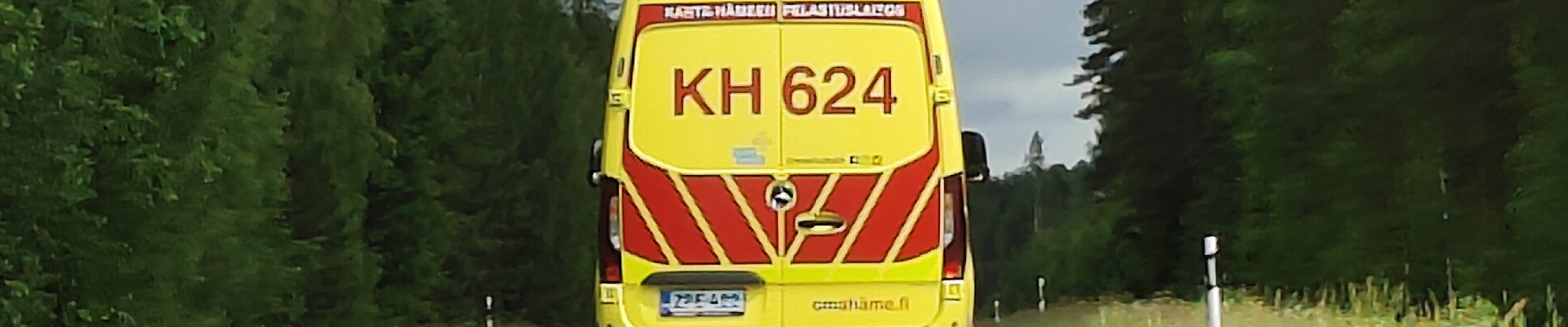 Ambulanssin takaosa tiellä
