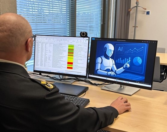 Pelastusviranomainen työskentelee tietokoneella