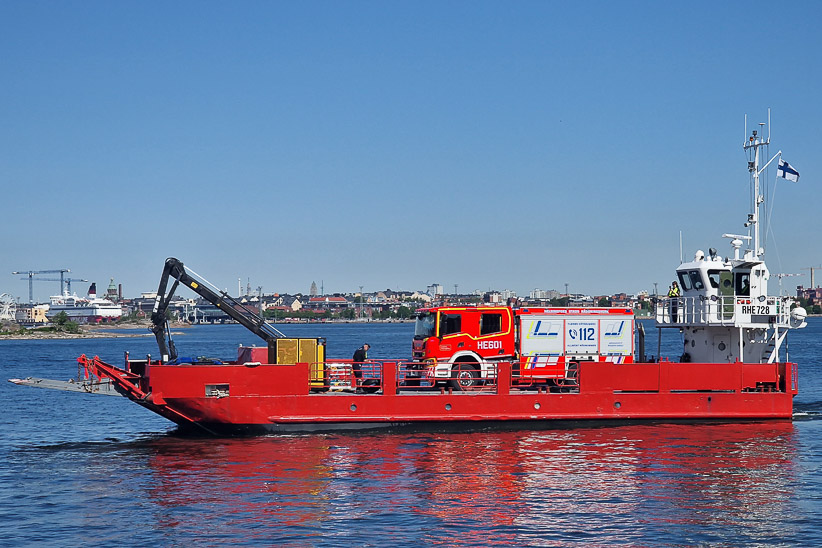 Paloauto kalustonkuljetuslautalla.