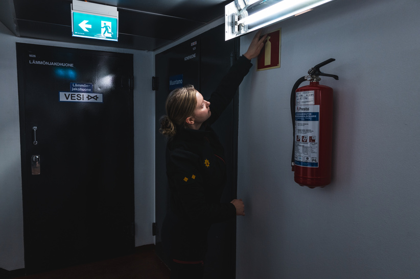 Kvinnan pekar på en brandsläckare