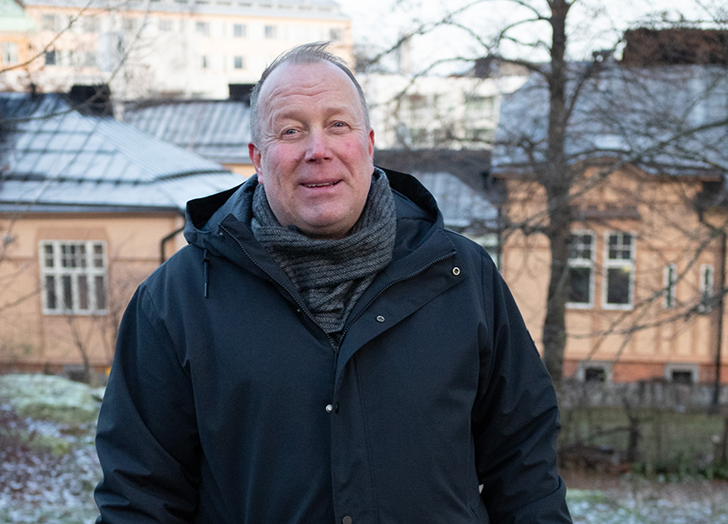 Matias Lahtela seisoo ulkona.