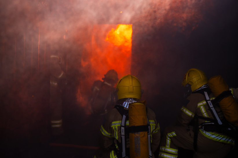 palomies liekkien keskellä