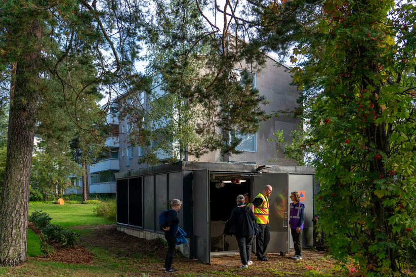 Ihmisiä seisoo väestönsuojan ovella.