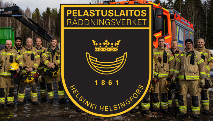  Helsingin pelastuslaitoksen logo, jonka taustalla palomiehiä rivissä. 