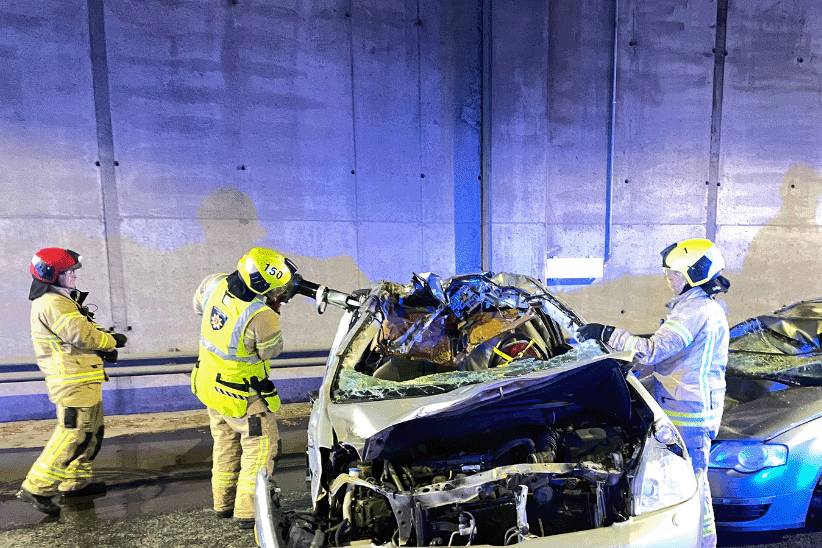 Pelastajat leikkaavat liikenneonnettomuusharjoituksessa henkilöautoa.