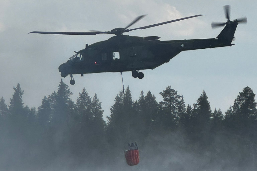 Puolustusvoimien helikopteri sammuttaa Lapin maastopaloja.