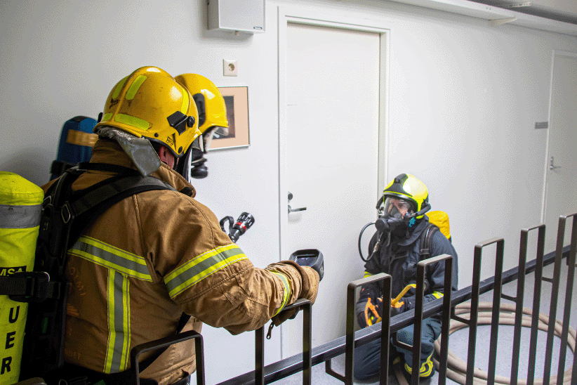 Kaksi pelastajaa harjoittelee rappukäytävässä.