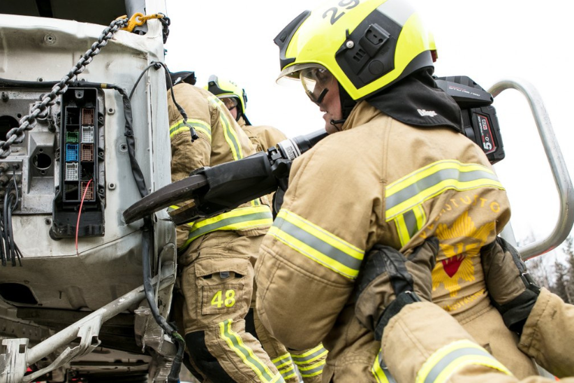 Pelastajia leikkaamassa ajoneuvoa.