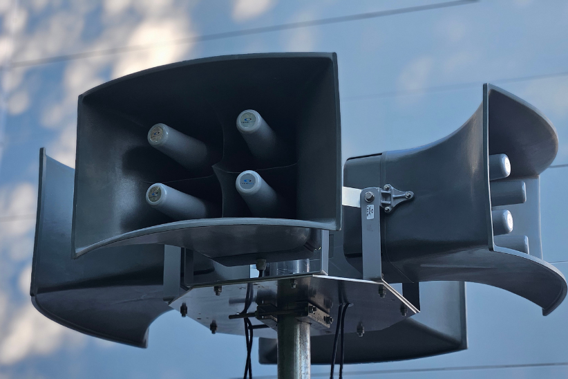 Harmaa väestönhälytin odottamassa asennusta.