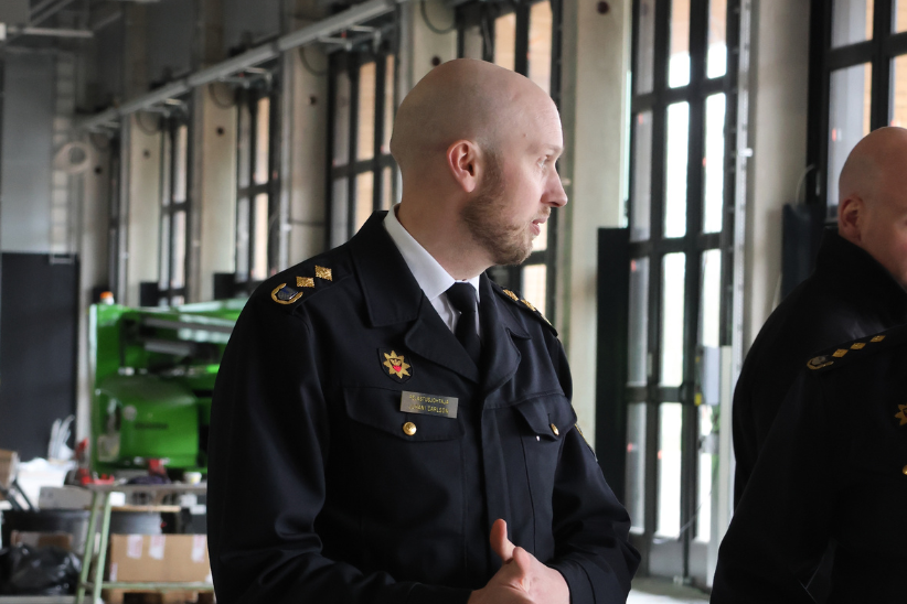 Pelastusjohtaja Karhulan paloaseman kalustohallissa.