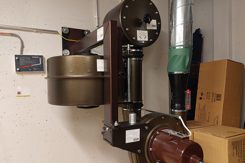 Ruskea väestönsuojan ilmanvaihtolaite.