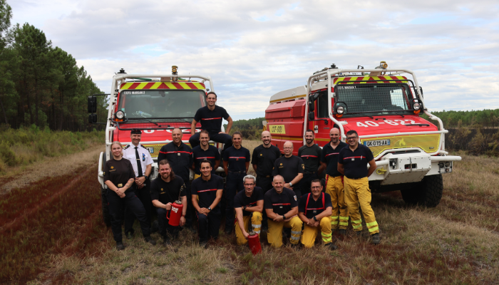 Pelastajia sammutusautojen edessä Portugalin maastopaloissa.