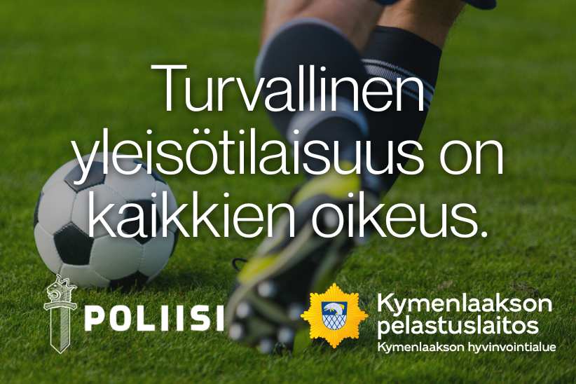 Jalkapallokentän viheriöllä jalkapallo ja potkuun valmistautuva jalka. Logoina poliisi ja Kymenlaakson pelastuslaitos.