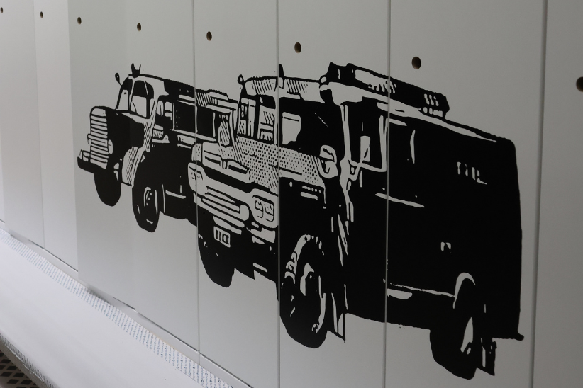 Paloauton kuvia pukuhuoneen kaappien seinillä.