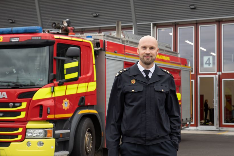 Kymenlaakson pelastuslaitoksen pelastusjohtaja Juhani Carlson Kouvolan paloaseman pihalla. Taustalla paloauto.