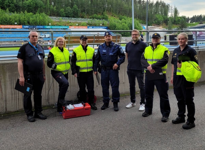 Viranomaisia jalkapallostadionin edessä.