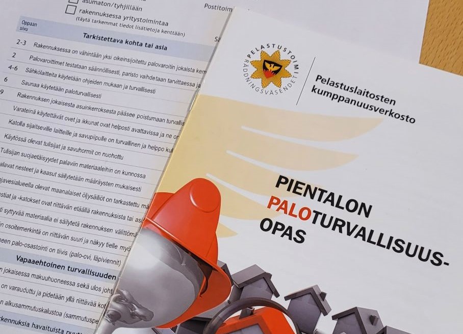 Pientalojen itsearvioinnin esitteen kansi ja lomake pöydällä.