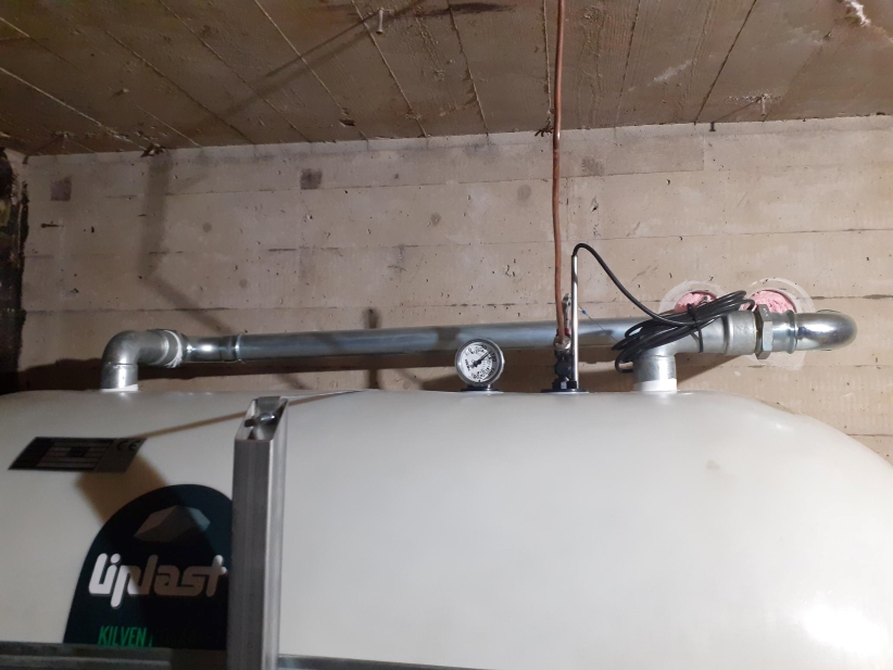 Valkoinen öljysäiliö mittareineen.