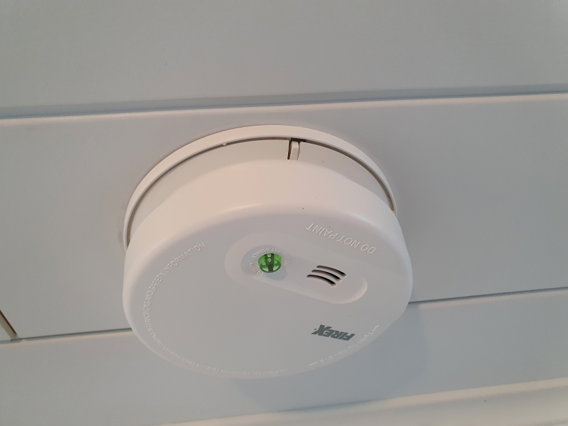 Valkoinen palovaroitin katossa.
