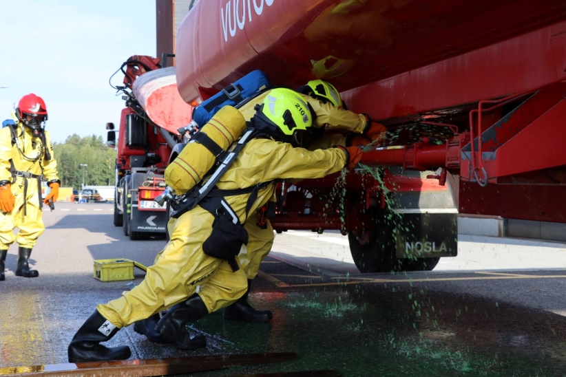 Kaksi pelastajaa tukkii säiliövaunun vuotoa.