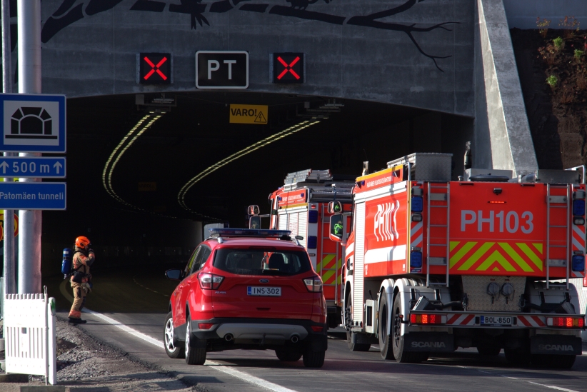 Pelastusajoneuvoja varusteissa maantietunnelin suulla.