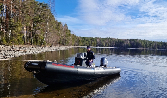 Pelastuslaitoksen vene tyynellä järvellä.