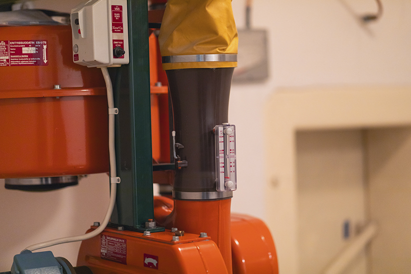 Laitteistoa vaaleassa huoneessa.