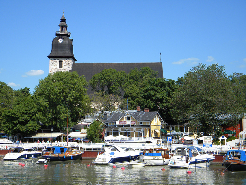 Kuva Naantalin satamasta. Kirkko näkyy kuvassa taustalla.