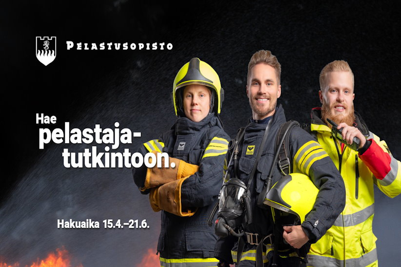 Kolme pelastajaa poseeraa rivissä sammutuspuvut päällä.