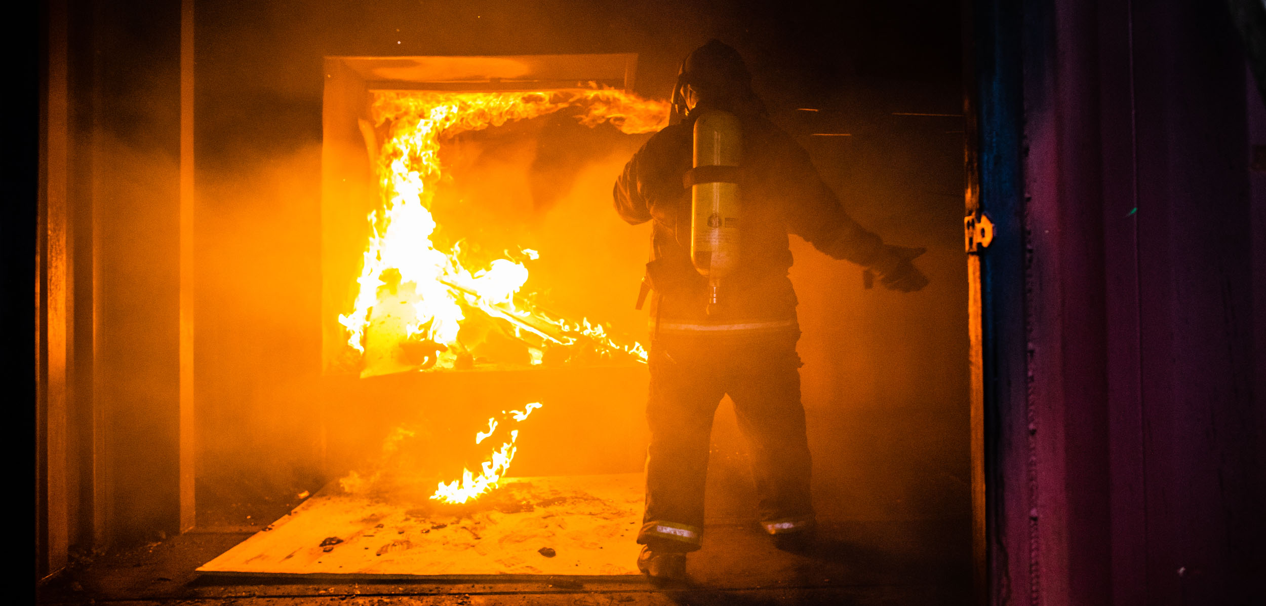 en brandman släcker en brand i en havscontainer under en övning