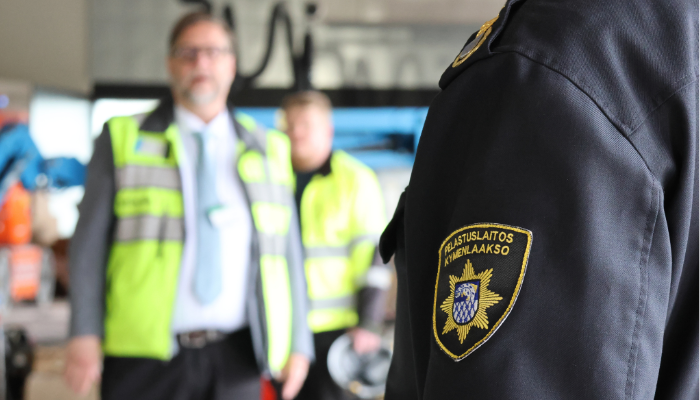 Rakennusurakoitsijan ja pelastuslaitoksen edustaja paloaseman harjakaisissa..