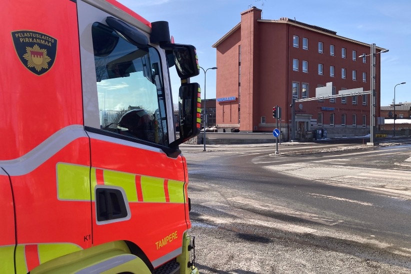 Paloauto liikennevaloristeyksessä Tampereen keskustassa, jossa alkamassa rakennustyö.