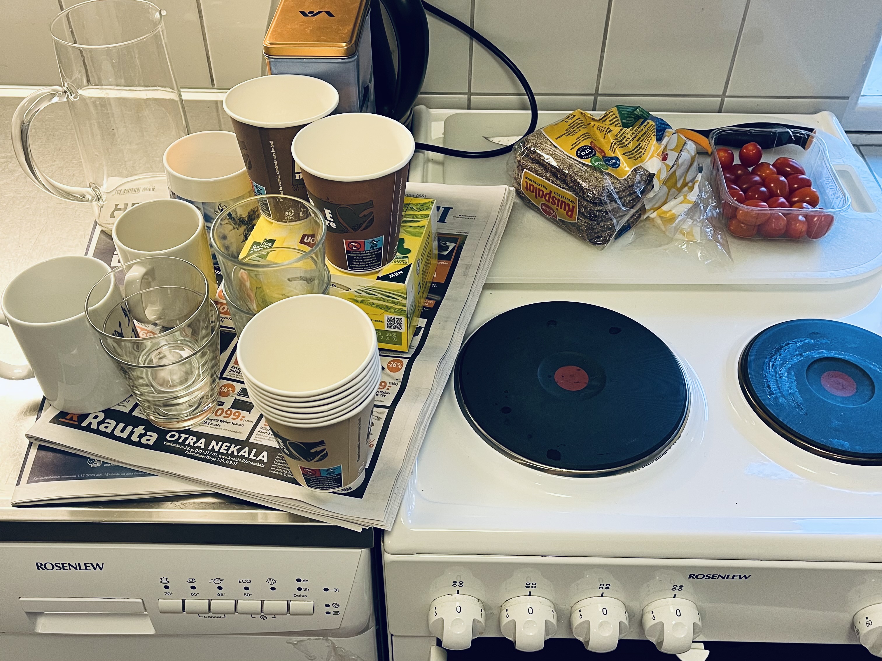 Lieden päällä tavaroita.