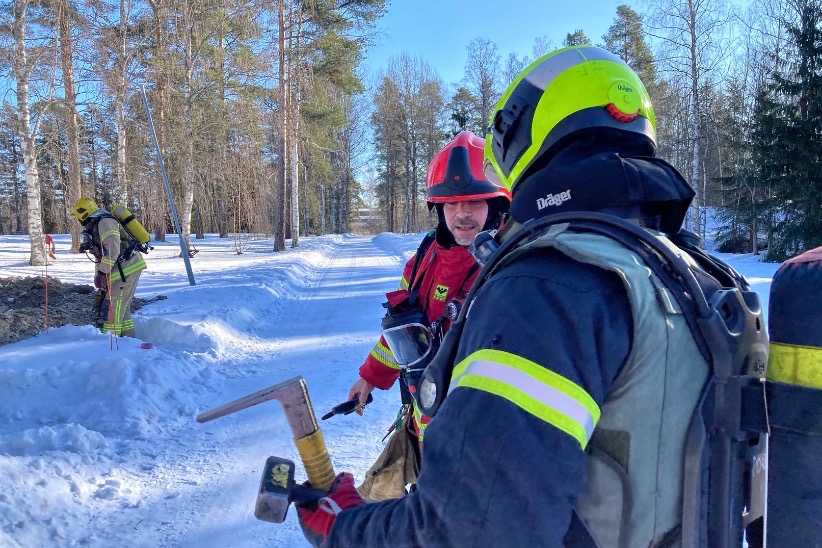 Pelastuslaitoksen henkilöstöä varusteissa talvisessa säässä harjoituksessa Tampereella maaliskuussa 2021.