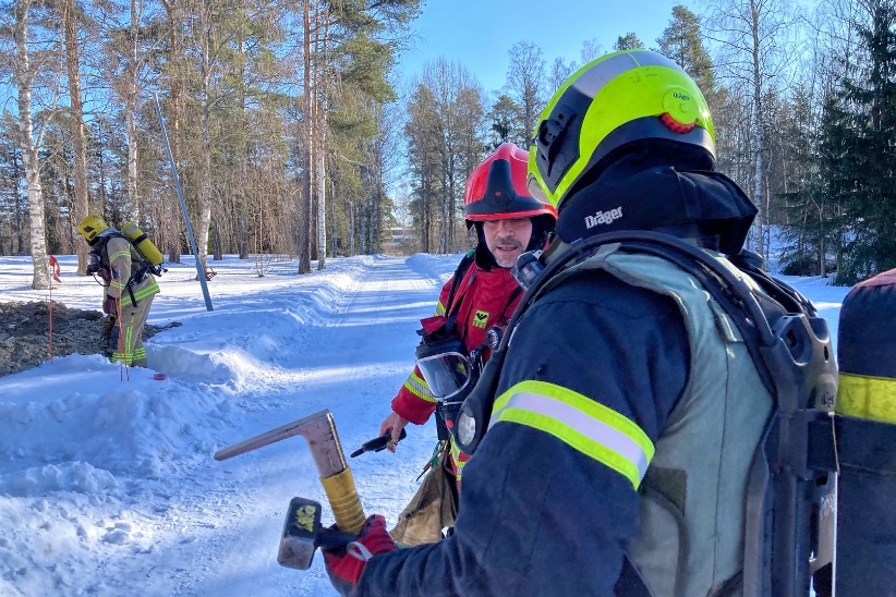 Pelastuslaitoksen henkilöstöä varusteissa talvisessa säässä harjoituksessa Tampereella maaliskuussa 2021.