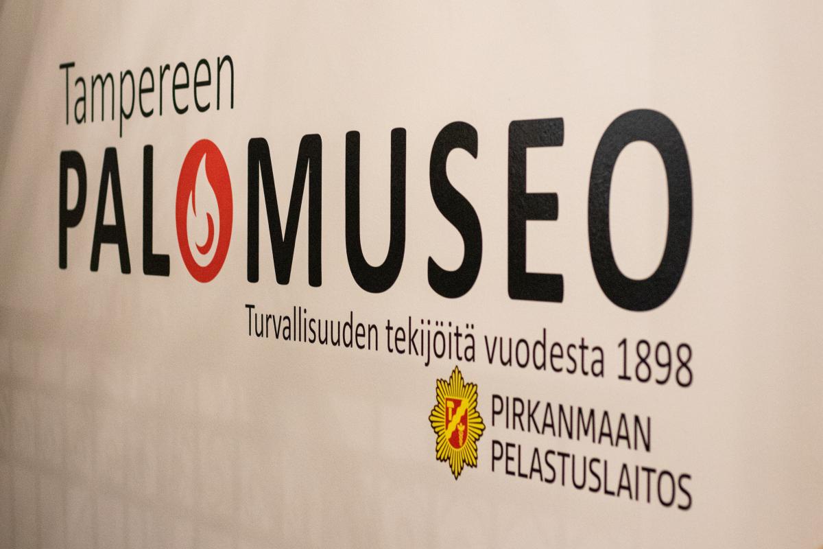Palomuseon logo maalattuna seinään.