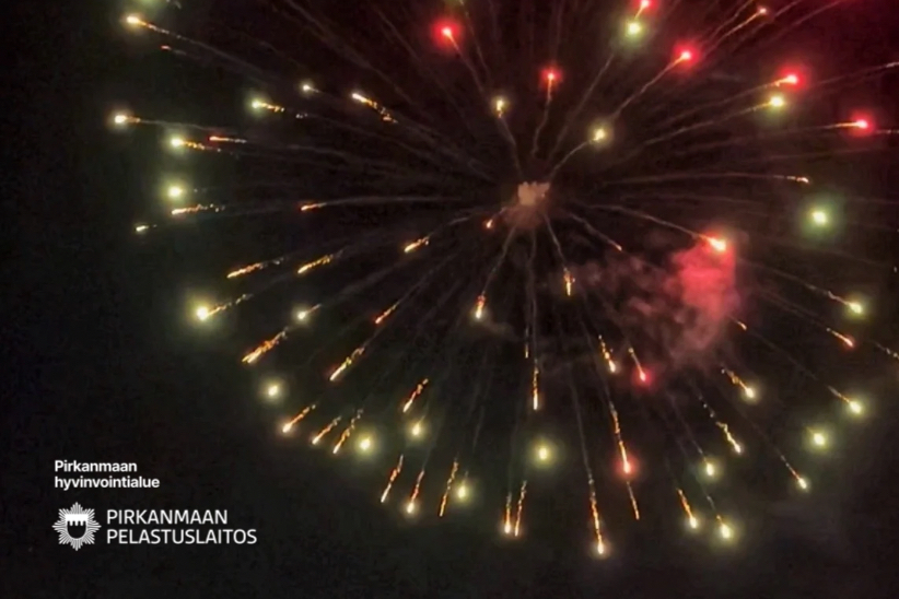 Värikkäitä ilotulitteita tummalla taivaalla. Alareunassa tekstilogo Pirkanmaan hyvinvointialue Pirkanmaan pelastuslaitos.