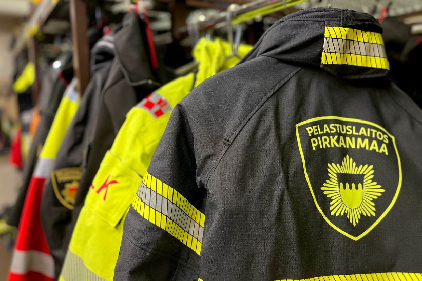 Naulakossa pelastuslaitoksen henkilöstön varusteita.