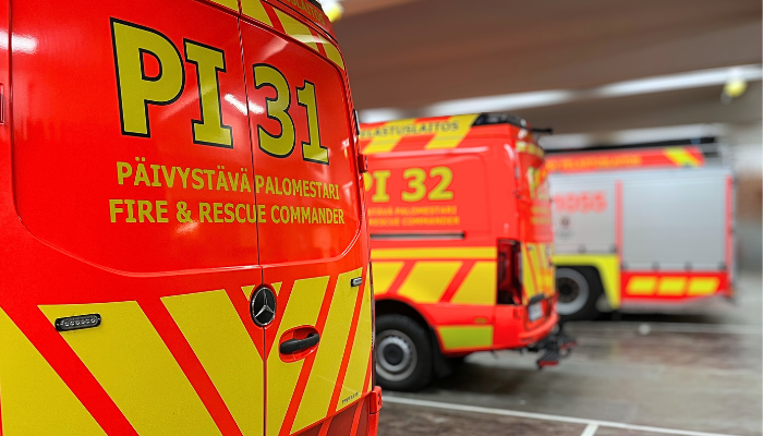  Hälytysajoneuvoja paloaseman kalustohallissa. 