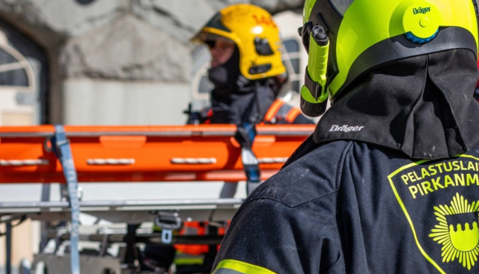  Kaksi pelastajaa harjoituksissa sammutusvarusteissaan. 