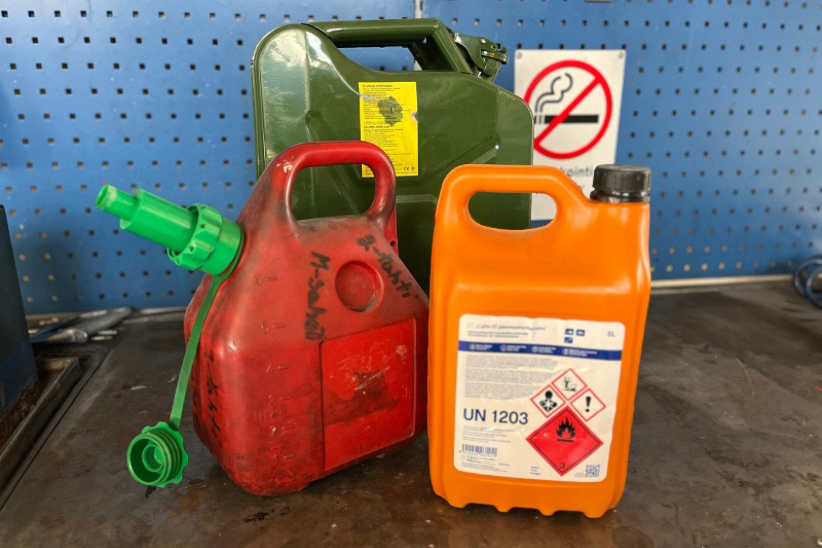 Kolme erilaista polttoaineen säilytykseen tarkoitettua kanisteria.