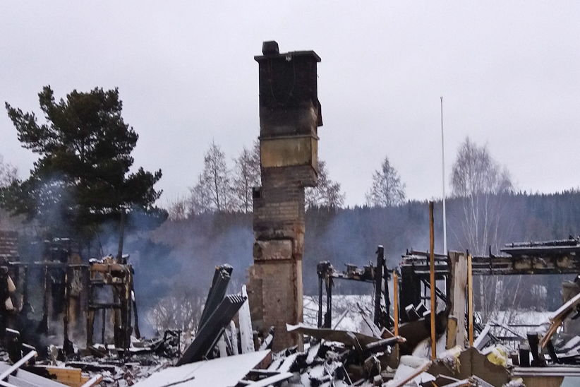 Tulipalossa tuhoutuneen rakennuksen rauniot.