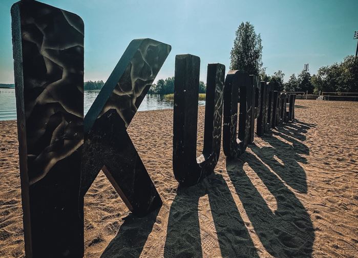 Kuopiorock kyltti rannalla.